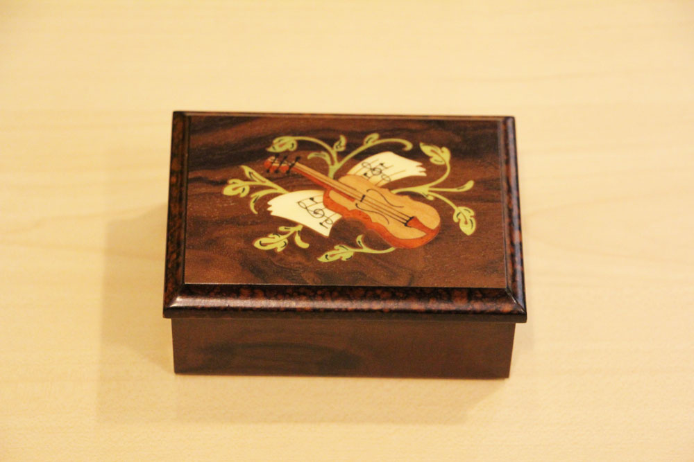 Cofanetto portagioie in legno intarsiato con serratura e chiave originali