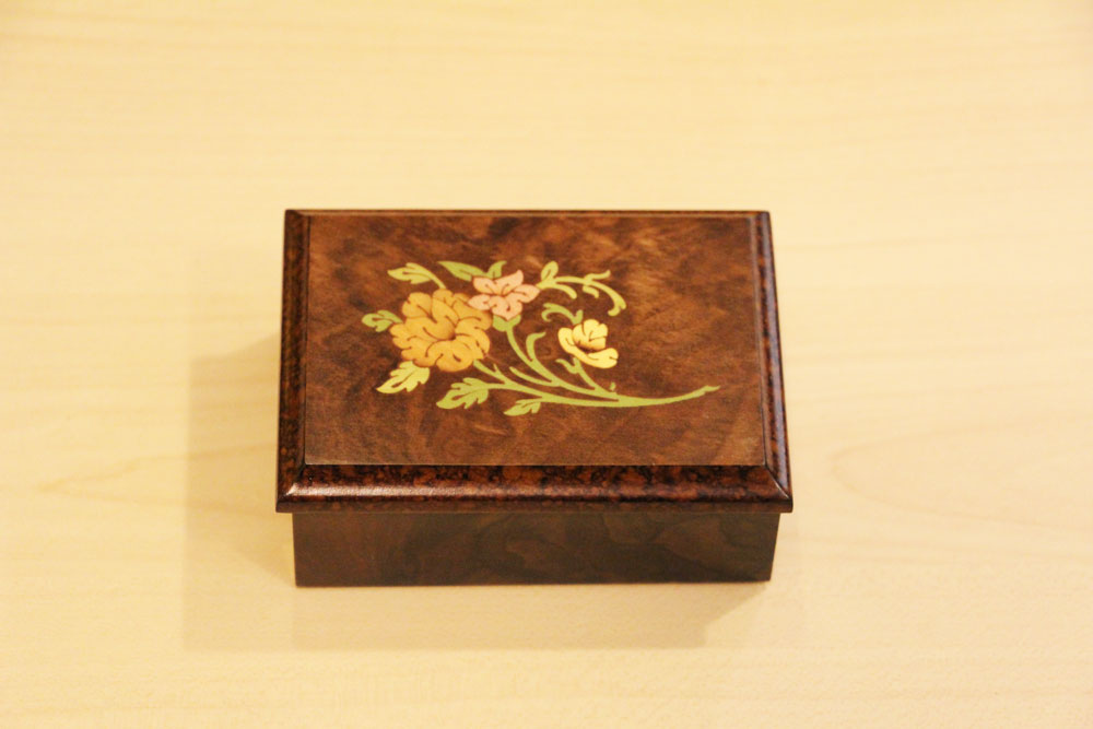 Cofanetto portagioie in legno intarsiato con motivo floreale