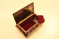 fodera interna in velluto e cerniera in ottone - Carillon portagioie in legno intarsiato