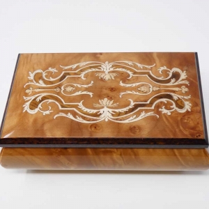 Cofanetto musicale con ornato classico
